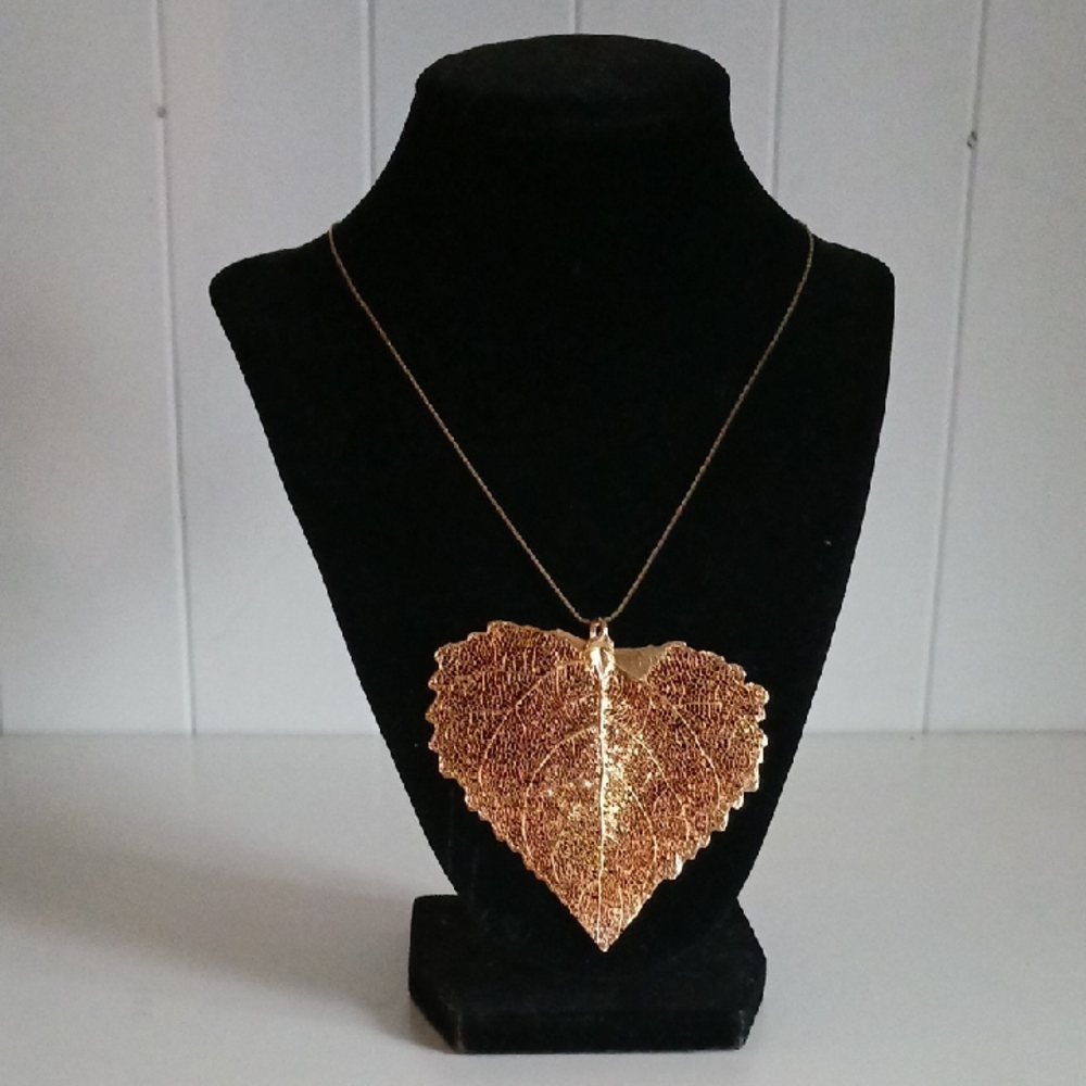 Vtg Gold Leaf Pendant Necklace.